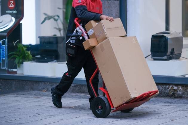 Düsseldorf 18.11.2023 DPD Paket Pakete Paketwagen Postpaketwagen Paketzusteller Amazon Retouren Retoure CO2 Online shoppen einkaufen onlineshopping Internetshopping Paketboom Paketbote Paketsteuer Paket-Steuer Paketabgabe Onlinehandel Düsseldorf Nordrhein-Westfalen Deutschland *** Düsseldorf 18 11 2023 DPD Parcel Parcels Parcel van Parcel van Parcel delivery Amazon Returns Returns CO2 Online shopping shopping online shopping Internet shopping Parcel boom Parcel carrier Parcel tax Parcel tax Parcel tax Online trade Düsseldorf North Rhine-Westphalia Germany