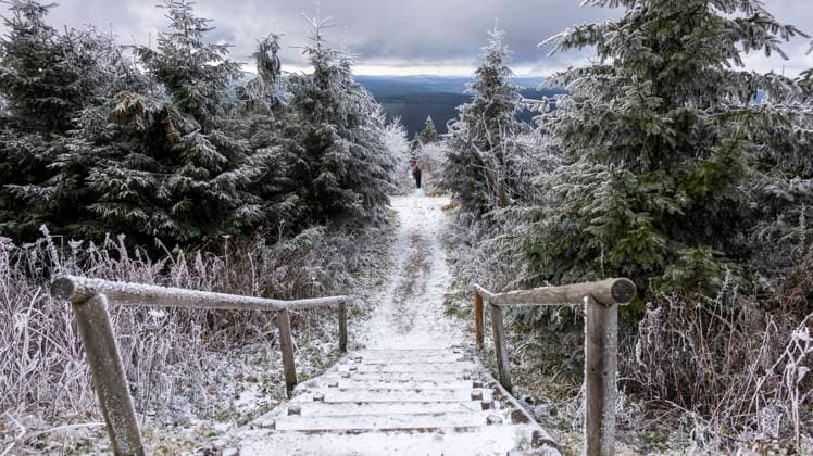 News Themen der Woche KW46 Entertainment Bilder des Tages Einen ersten Vorgeschmack auf den Winter erlebten viele Menschen am Samstag auf dem Fichtelberg. Nach einem viel zu warmen Herbst passten die Temperaturen sich der Jahreszeit in den letzten Tagen an. Auf dem Fichtelberg gab es immer wieder leichte Schneefälle. Am Samstag herrschte hier Dauerfrost. Es sind erste winterliche Vorboten für den nahenden Winter. Schön Mitte nächster Woche könnte sich die Wetterlage umstellen. Mit einer Nordwestströmung kann es oberhalb von 600 Metern immer wieder schneien. Die Nächte werden frostig kalt. Fichtelberg Sachsen Deutschland *** Many people experienced their first taste of winter on the Fichtelberg on Saturday After a much too warm autumn, temperatures have adapted to the season in recent days