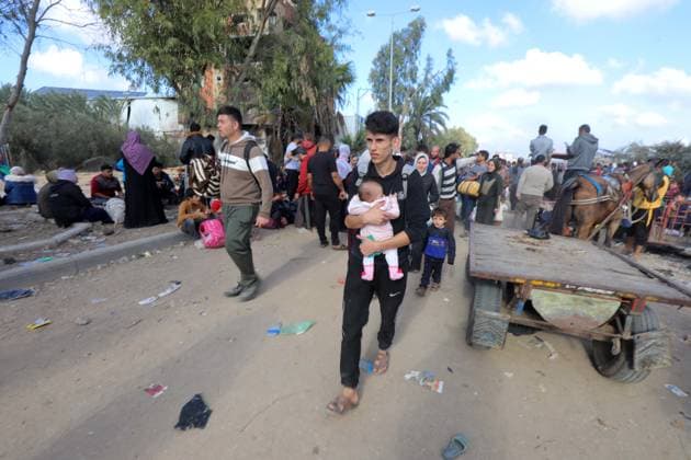 News Themen der Woche KW46 News Bilder des Tages Palestinians fleeing Gaza City and other parts of northern Gaza, carry some belongings as they walk along a road leading to the southern areas of the enclave Palestinians fleeing Gaza City and other parts of northern Gaza, carry some belongings as they walk along a road leading to the southern areas of the enclave on November 18, 2023, amid ongoing battles between Israel and the Palestinian Hamas movement. Photo by Naaman Omar apaimages Gaza city Gaza Strip Palestinian Territory 181123_Gaza_NAA_00(23) Copyright: xapaimagesxNaamanxOmarxx xapaimagesx