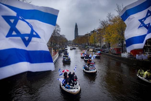 News Themen der Woche KW46 AMSTERDAM - The organization Bring Them Home Now is sailing sixty boats through the Amsterdam canals towards Waterlooplein to draw attention to the hostages in Gaza. ANP RAMON VAN FLYMEN netherlands out - belgium out  Copyright: xx x484184791x originalFilename: 484184791.jpg