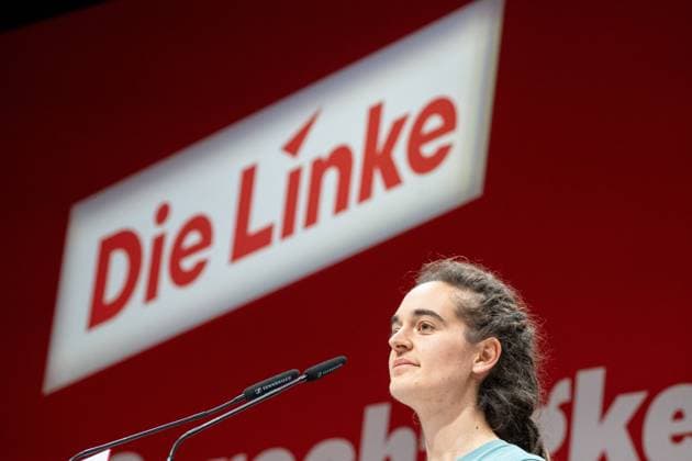 Die Linke - Vertreter*innenversammlung nach vorherigem Bundesparteitag - Mit Wahl der Bundesliste zur Europawahl 2024 - Carola Rackete bei ihrer Bewerbungsrede zur Aufstellung auf Platz 2 der Kandidatenliste zur Europawahl 2024;Die Linke - Vertreter*innenversammlung nach vorherigem Bundesparteitag - Mit Wahl der Bundesliste zur Europawahl 2024 - Carola Rackete bei ihrer Bewerbungsrede zur Aufstellung auf Platz 2 der Kandidatenliste zur Europawahl 2024, Augsburg Bayern Deutschland Messe *** Die Linke representatives meeting after previous federal party conference With election of the federal list for the 2024 European elections Carola Rackete during her candidacy speech for second place on the list of candidates for the 2024 European electio