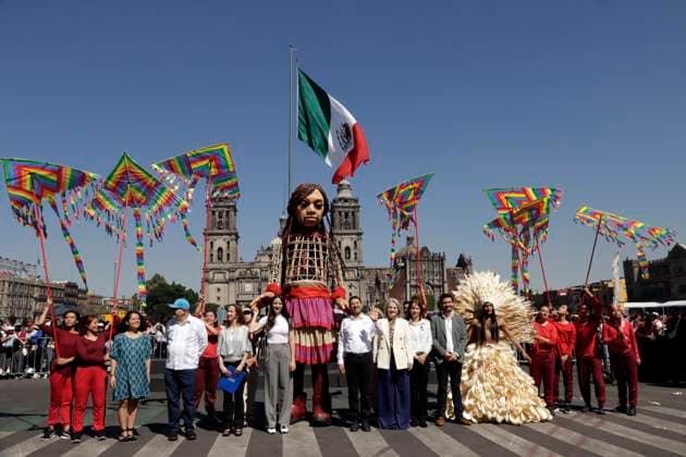 They welcome Little Amal in Mexico City November 18, 2023, Mexico City, Mexico: The head of Government of Mexico City, Marti Batres Guadarrama welcomes Little Amal in a ceremony at the Plaza del Zocalo in Mexico City. on November 18, 2023 in Mexico City, Mexico (Photo by Luis Barron Eyepix Group). Copyright: xLuisxBarronx xEyepixxGroupx LB_20231118_AMAL_CDMX12