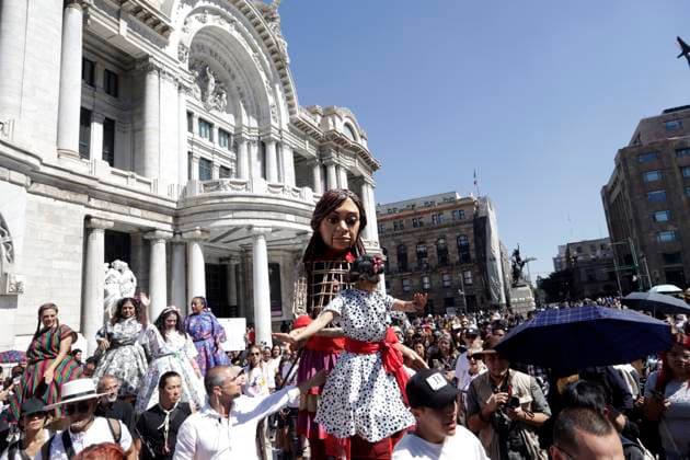 November 18, 2023, Mexico City, Mexico: Little Amal walks the streets from the Plaza del Zocalo to the Palacio de las Bellas Artes in Mexico City. on November 18, 2023 in Mexico City, Mexico Mexico City Mexico - ZUMAe321 20231118_zia_e321_008 Copyright: xLuisxBarronx