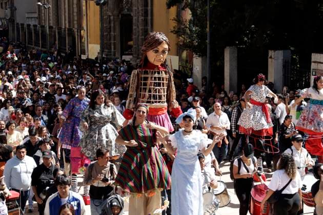 November 18, 2023, Mexico City, Mexico: Little Amal walks the streets from the Plaza del Zocalo to the Palacio de las Bellas Artes in Mexico City. on November 18, 2023 in Mexico City, Mexico Mexico City Mexico - ZUMAe321 20231118_zia_e321_014 Copyright: xLuisxBarronx
