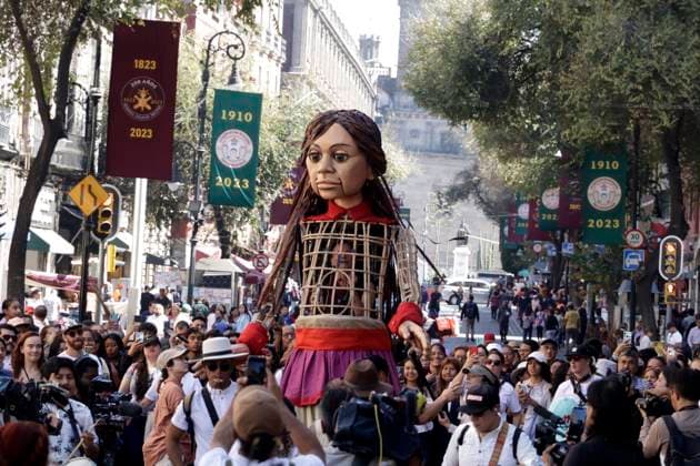 November 18, 2023, Mexico City, Mexico: Little Amal walks the streets from the Plaza del Zocalo to the Palacio de las Bellas Artes in Mexico City. on November 18, 2023 in Mexico City, Mexico Mexico City Mexico - ZUMAe321 20231118_zia_e321_017 Copyright: xLuisxBarronx
