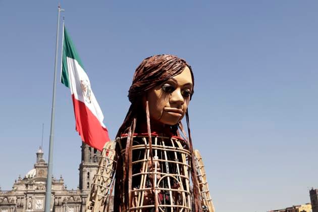 November 18, 2023, Mexico City, Mexico: Little Amal walks the streets from the Plaza del Zocalo to the Palacio de las Bellas Artes in Mexico City. on November 18, 2023 in Mexico City, Mexico Mexico City Mexico - ZUMAe321 20231118_zia_e321_024 Copyright: xLuisxBarronx