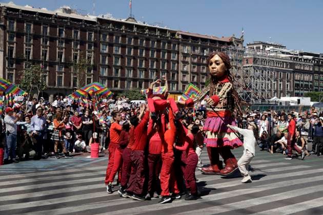November 18, 2023, Mexico City, Mexico: Little Amal walks the streets from the Plaza del Zocalo to the Palacio de las Bellas Artes in Mexico City. on November 18, 2023 in Mexico City, Mexico Mexico City Mexico - ZUMAe321 20231118_zia_e321_027 Copyright: xLuisxBarronx