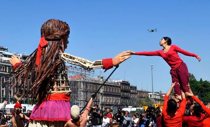 November 18, 2023, Mo xico City, Mo xico City, Mo xico: The Little Amal , the 3.6 meter high puppet, which symbolizes a 10 year old Syrian girl and represents refugee children from all over the world, during her visit to Mexico, the first country in Latin America to receive her.. Under the slogan Don t forget about us , the Little Amal will make a series of tours in the capital, where it will remain until November 21. MÃ xico City MÃ xico - ZUMAn296 20231118_zip_n296_002 Copyright: xJorgexNunezx
