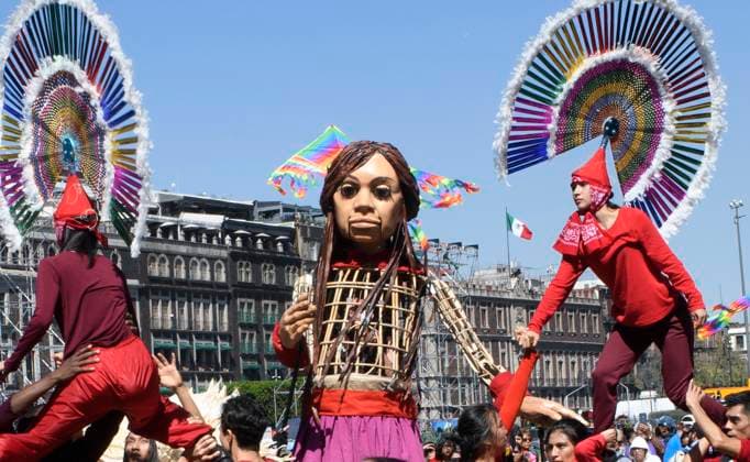 November 18, 2023, Mo xico City, Mo xico City, Mo xico: The Little Amal , the 3.6 meter high puppet, which symbolizes a 10 year old Syrian girl and represents refugee children from all over the world, during her visit to Mexico, the first country in Latin America to receive her.. Under the slogan Don t forget about us , the Little Amal will make a series of tours in the capital, where it will remain until November 21. MÃ xico City MÃ xico - ZUMAn296 20231118_zip_n296_010 Copyright: xJorgexNunezx
