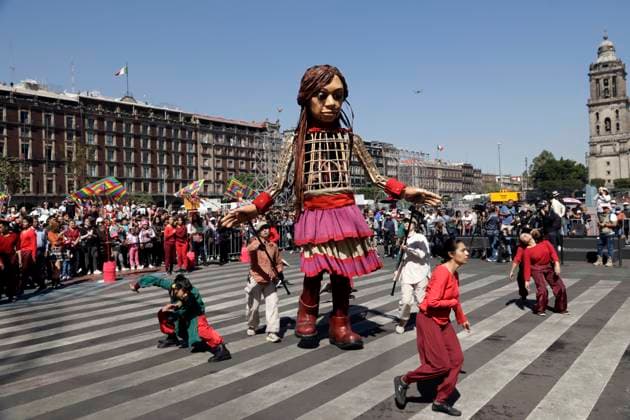 November 18, 2023, Mexico City, Mexico: Little Amal walks the streets from the Plaza del Zocalo to the Palacio de las Bellas Artes in Mexico City. on November 18, 2023 in Mexico City, Mexico Mexico City Mexico - ZUMAe321 20231118_zia_e321_029 Copyright: xLuisxBarronx