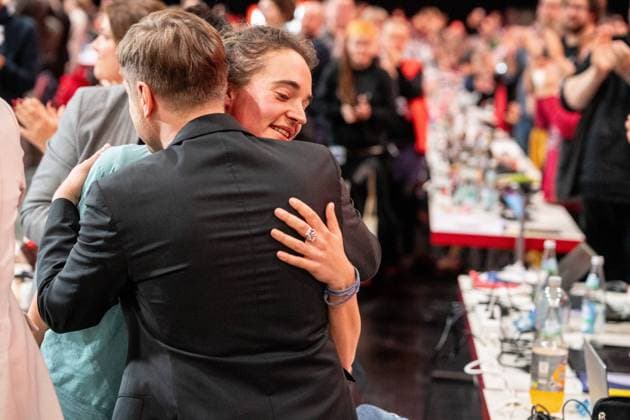 Die Linke - Vertreter*innenversammlung nach vorherigem Bundesparteitag - Mit Wahl der Bundesliste zur Europawahl 2024 - Carola Rackete nach Bekanntgabe ihrer erfolgreichen Aufstellung auf Platz 2 der Kandidatenliste zur Europawahl 2024 - Martin Schirdewan, Parteivorsitzender und Spitzenkandidat auf Platz 1, gratuliert ihr;Die Linke - Vertreter*innenversammlung nach vorherigem Bundesparteitag - Mit Wahl der Bundesliste zur Europawahl 2024 - Carola Rackete nach Bekanntgabe ihrer erfolgreichen Aufstellung auf Platz 2 der Kandidatenliste zur Europawahl 2024 - Martin Schirdewan, Augsburg Bayern Deutschland Messe *** Die Linke representatives meeting after previous federal party conference With the election of the federal list for the 2024 Europe