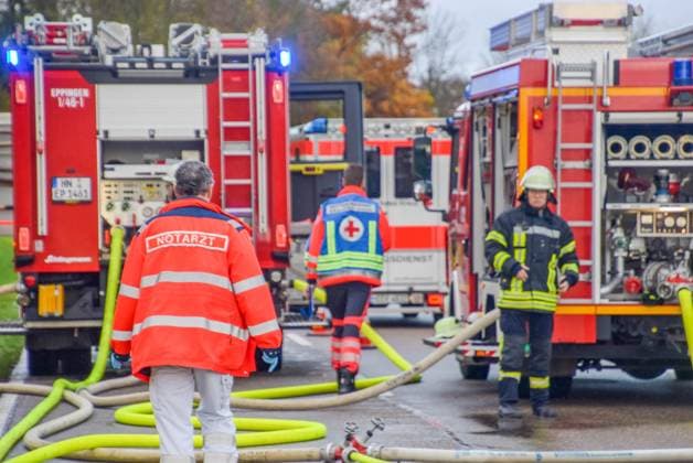 Halbe Million Euro Schaden bei Lagerhallenbrand in Eppingen: Brennender Hühnerstall setzt über 800 Quadratmeter große Halle am Ortsrand in Vollbrand - 4 Feuerwehrleute werden bei Löscharbeiten teils schwer verletzt - Einsatzkräfte müssen sich durch Eine tiefschwarze Rauchwolke wird durch den starken Wind am Sonntagmorgen in das Dorf Adelshofen bei Eppingen im Kreis Heilbronn getrieben. Am Ortsrand geriet laut Polizei um kurz vor neun Uhr ein Hühnerstall neben einer Firmenhalle in der Hilsbacher Straße in Brand. Ein vorbeifahrender Autofahrer hatte den Brand laut Polizei gemeldet. Durch den starken Wind griffen die Flammen sehr schnell auf die Halle über, sie stand bei unserem Eintreffen im Inneren bereits in Vollbrand , so Thomas Copyright: xEinsatzReport24x