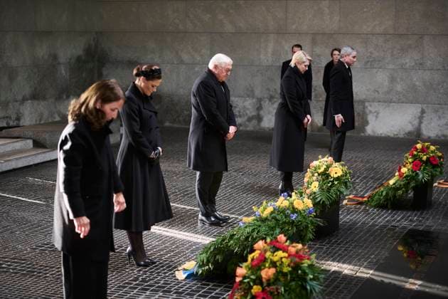 Bilder des Jahres 2023, News 11 November News Themen der Woche KW46 News Bilder des Tages Berlin, Kranzniederlegung in der Neuen Wache zum Volkstrauertag Kranzniederlegung in der Neuen Wache zum Volkstrauertag am 19.11.2023 in Berlin. In diesem Jahr nehmen an der Kranzniederlegung: Bundespräsident Frank-Walter Steinmeier, Ihre Königliche Hoheit Kronprinzessin Victoria von Schweden, Vizepräsidentin des Deutschen Bundestages Aydan ÖzoÄüuz (in Vertretung der Präsidentin des Deutschen Bundestages), Präsidentin des Bundesrates Manuela Schwesig, Präsident des Bundesverfassungsgerichts Stephan Harbarth, Bundesminister der Verteidigung Boris Pistorius (in Vertretung des Bundeskanzlers) teil. Berlin Berlin Deutschland *** Berlin, Wreath-laying ceremony at the Neue Wache on Remembrance Day Wreath-laying ceremony at the Neue Wache