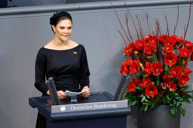 Entertainment Themen der Woche KW46 Entertainment Bilder des Tages Kronprinzessin Victoria von Schweden bei ihrer Gedenkrede bei der Zentralen Gedenkveranstaltung zum Volkstrauertag des Volksbundes Deutsche Kriegsgräberfürsorge e. V. im Reichstagsgebäude. Berlin, 19.11.2023 *** Crown Princess Victoria of Sweden during her commemorative speech at the central commemoration ceremony for Remembrance Day of the German War Graves Commission in the Reichstag building in Berlin, 19 11 2023 Foto:xJ.xMWx xFuturexImagex victoria_bundestag_3103