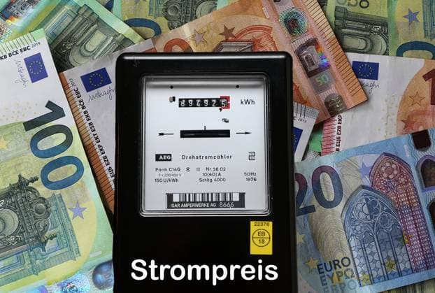 Bayern, Deutschland 19. November 2023: ! Achtung Fotomontage ! Hier ein Symbolbild mit einem Stromzähler,Elektrizitätszähler der den Stromverbrauch misst, im Hintergrund Geld, Geldscheine, als Symbol für Teuerung, Stromkosten, Energiekosten, Stromkostenentwicklung, Strompreisbremse, Stromverbrauch,Energieverbrauch, Drehstromzähler, mit dem Schriftzug Strompreis *** Bavaria, Germany 19 November 2023 Attention photomontage Here is a symbolic image with an electricity meter, electricity meter that measures electricity consumption, in the background money, banknotes, as a symbol for inflation, electricity costs, energy costs, electricity cost development, electricity price brake, electricity consumption, energy consumption, three-phase m