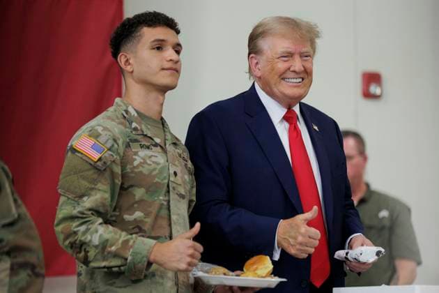 News Themen der Woche KW46 News Bilder des Tages November 19, 2023, Edinburg, Texas, United States: Former President DONALD TRUMP poses for a photo with a service member at the South Texas International airport on November 19, 2023 in Edinburg, Texas. Trump and Texas Governor GREG ABBOTT served meals to Texas National Guard and Texas DPS Troopers that are stationed at the U.S.-Mexico border over the Thanksgiving holiday. Pool Edinburg United States - ZUMAz113 20231119_znh_z113_003 Copyright: xMichaelxGonzalezx
