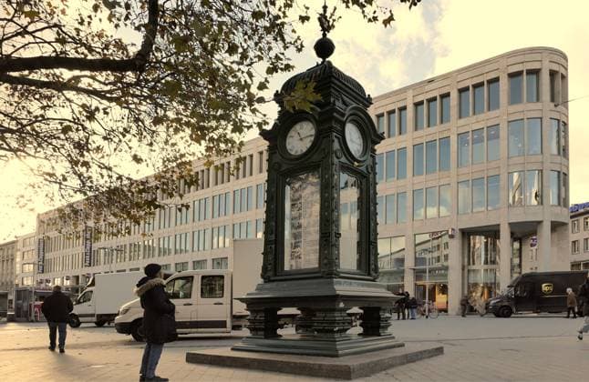 Innenstadt Treffpunkt in Hannover ist die Kröpcke Uhr - gesehen am 16.11.2023 - im Hintergrund Peek & Cloppenburg Filiale *** City center meeting point in Hanover is the Kröpcke clock seen on 16 11 2023 in the background Peek Cloppenburg store