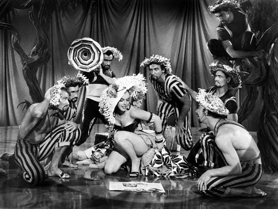 Archivbilder der Woche KW46 Marilyn Monroe with a Group of Unidentified Performers, on-set of the Film, There s No Business Like Show Business , 20th Century Fox, 1954  Copyright: xABxArchivex jtv002626