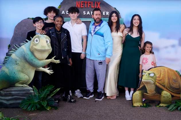 Bilder des Jahres 2023, Entertainment 11 November Entertainment Themen der Woche KW46 Leo Netflix Premiere - LA Coulter Ibanez, Corey Skelton, Adam Sandler, Sunny Sandler, Sadie Sandler , At the LA premiere of Netflix Leo at Regency Bruin Theatre in Westwood, CA, USA on November 19 2023. Photo by Fati S ABACAPRESS.COM Los Angeles CA United States  Copyright: xFatixSadou ABACAPRESS.COMx