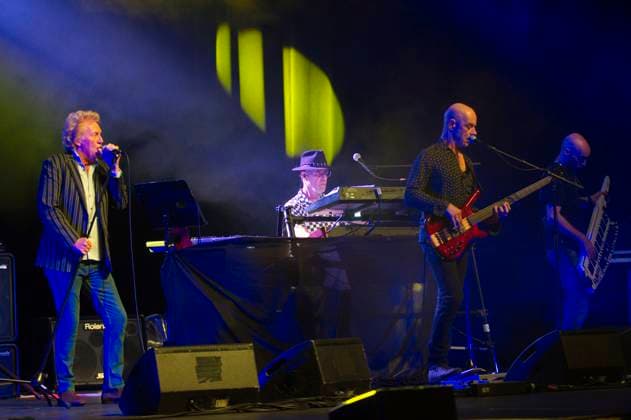 Entertainment Themen der Woche KW46 Entertainment Bilder des Tages Robert Hart, Manfred Mann und Steve Kinch von Manfred Mann s Earth Band live bei einem Konzert im Admiralspalast. Berlin, 19.11.2023 *** Robert Hart, Manfred Mann and Steve Kinch from Manfred Mann s Earth Band live at a concert in the Admiralspalast Berlin, 19 11 2023 Foto:xC.xBehringx xFuturexImagex earthband_3101