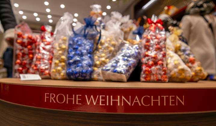 20.11.2023, Hauptstadt Wien (Österreich) erstrahlt im vorweihnachtlichem Glanz, impressionen vom Stephansplatz, Frohe Weihnachten im LINDT-Shop. 20.11.2023, Wien in der Vorweihnachtszeit 20.11.2023, Wien in der Vorweihnachtszeit *** 20 11 2023, Capital city Vienna Austria shines in pre-Christmas splendor, impressions from Stephansplatz, Merry Christmas in the LINDT Shop 20 11 2023, Vienna in the pre-Christmas season 20 11 2023, Vienna in the pre-Christmas season