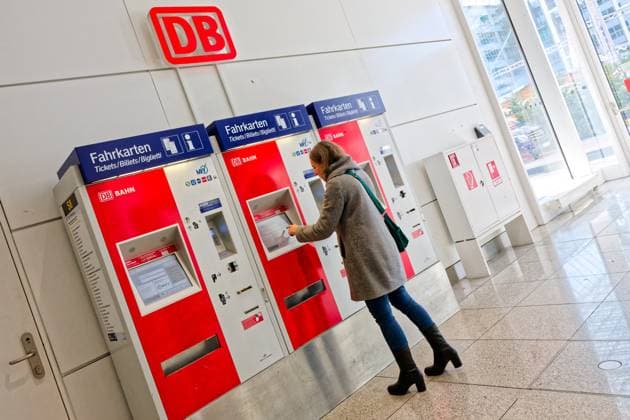 Bahnticketkauf. Die Frau kauft sich die Fahrkarte am Automaten. München Bayern Deutschland *** Buying a train ticket The woman buys her ticket from the ticket machine Munich Bavaria Germany Copyright: xRolfxPossx