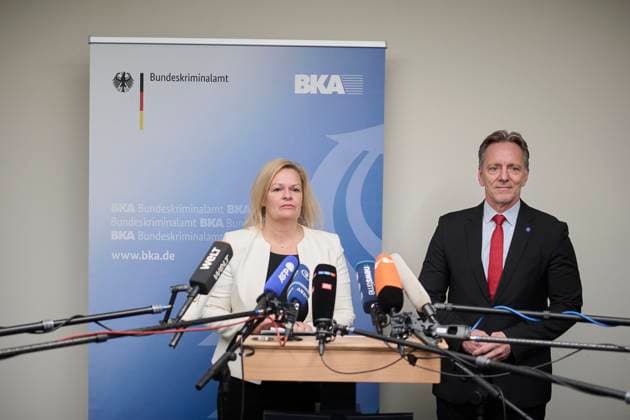 News Themen der Woche KW47 News Bilder des Tages Berlin, Pressekonferenz Nancy Faeser und Holger Münch Bundesinnenministerin Nancy Faeser (SPD) besucht das Gemeinsame TerrorismusabwehrÂ­zentrum (GTAZ) und das Gemeinsame Internetzentrum (GIZ) am 20.11.2023 in Berlin auf dem Gelände des BKA. Im Anschluss an den Termin findet ein Pressestatement der Ministerin und des BKA-Präsidenten Holger Münch. Berlin Berlin Deutschland *** Berlin, Press conference Nancy Faeser and Holger Münch Federal Minister of the Interior Nancy Faeser SPD visits the Joint Counter-Terrorism Center GTAZ and the Joint Internet Center GIZ on 20 11 2023 in Berlin on the premises of the BKA Following the appointment, a press statement by the Minister and BKA President Holger Münch Berlin Berlin Germany