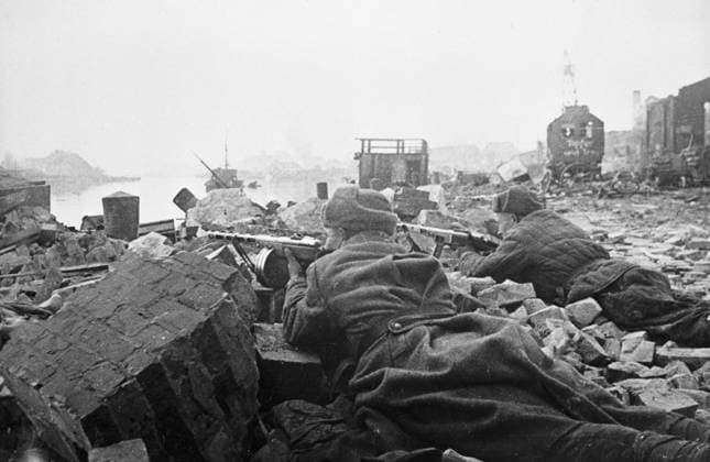 WWII SOLDIER MACHINE-GUN RUINS BATTLE WWII 1912 09.04.1945 Soldiers firing machine-guns from behind the bricks. Sergei Sputnik Kaliningrad Kaliningrad Region Russia  Copyright: xSergeix