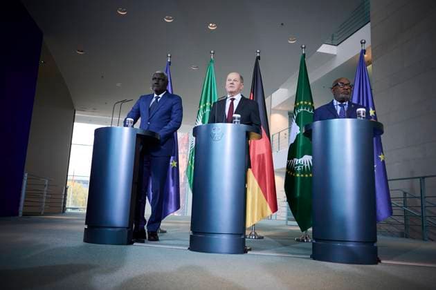 News Themen der Woche KW47 News Bilder des Tages Berlin, Pressekonferenz Olaf Scholz, Assoumani Azali und Moussa Faki Bundeskanzler Olaf Scholz (SPD), der Staatspräsident der Komoren Assoumani Azali und der Vorsitzende der Kommission der Afrikanischen Union Moussa Faki geben eine gemeinsame Pressekonferenz im Rahmen der Compact with Africa am 20.11.2023 im Bundeskanzleramt in Berlin. Berlin Bundeskanzleramt Berlin Deutschland *** Berlin, Press conference Olaf Scholz, Assoumani Azali and Moussa Faki Federal Chancellor Olaf Scholz SPD , the President of the Comoros Assoumani Azali and the Chairman of the African Union Commission Moussa Faki give a joint press conference as part of the Compact with Africa on 20 11 2023 at the Federal Chancellery in Berlin Berlin Federal Chancellery Berlin G
