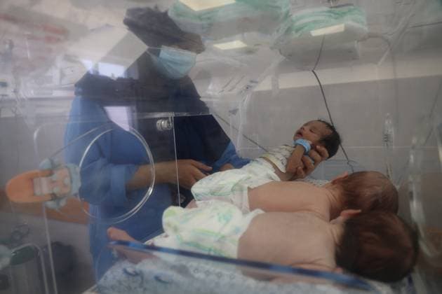 Bilder des Jahres 2023, News 11 November Gaza : 31 bÃ bÃ s prÃ maturÃ s en danger de mort imminente Ã vacuÃ s de l?hÃ pital Al-Shifa On 19 November 2023, babies rescued from Al-Shifa hospital in northern Gaza are relocated to the Al-Helal Al-Emarati Hospital in Rafah, in the south of the Strip. Thirty-one babies clinging to life were rescued from Al-Shifa hospital in northern Gaza and relocated to the south of the Strip. UNICEF, working with WHO, UNRWA, OCHA, UNMAS, as part of an interagency UN effort, alongside the Palestinian Red Crescent Society, medical authorities and staff at the hospital conducted the operation during extremely dangerous conditions. The newborns? condition was rapidly deteriorating, and follows the tragic death of several other babies, and total collaps  Copyright: xUNICEFxviaxBestimagexUNICEFxviaxBestimagex