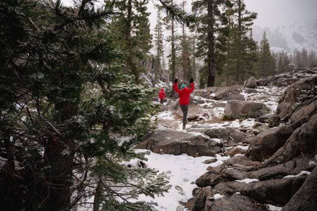 Kids in red coats joyfully leap down a trail in the snow South Lake Tahoe, California, United States CR_LICE231116-1287261-01 ,model released, Symbolfoto