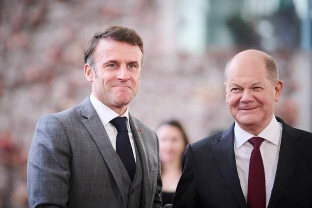 News Themen der Woche KW47 News Bilder des Tages Berlin, Vorfahrt der Teilnehmer zum Compact with Africa im Bundeskanzleramt Bundeskanzler Olaf Scholz (SPD) begrüßt Emmanuel Macron (Staatspräsident der Französischen Republik) im Rahmen des Compact with Africa am 20.11.2023 im Bundeskanzleramt in Berlin. Berlin Bundeskanzleramt Berlin Deutschland *** Berlin, participants approach the Compact with Africa at the Federal Chancellery Federal Chancellor Olaf Scholz SPD welcomes Emmanuel Macron, President of the French Republic, to the Compact with Africa on 20 11 2023 at the Federal Chancellery in Berlin Berlin Federal Chancellery Berlin Germany