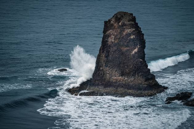 Creative Highlights World Huge waves breaking against the rocks in Tenerife Benijo, Canarias, Spain R_NSRZ231113-1284583-01