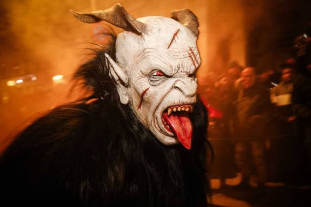 18.11.2023, Braunau am Inn, AUT, Unterwegs in Oberösterreich, Krampuslauf, Themenbild, Symbolbild, Verschiedene Themenbilder, Braunau am Inn, 2023, im Bild Feature, Krampus, Krampuslauf, Perchten, Percht, *** 18 11 2023, Braunau am Inn, AUT, On the road in Upper Austria, Krampus run, theme picture, symbol picture, various theme pictures, Braunau am Inn, 2023, in the picture feature, Krampus, Krampus run, Perchten, Percht,
