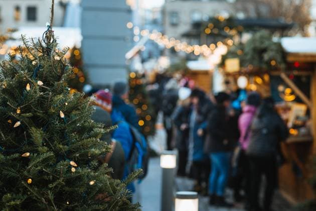 Shoppers gather at a vibrant Christmas market adorned with lights and seasonal decorations, creating a cozy holiday atmosphere in Quebec, Canada Model Released CamilleGirard_ID13407_408475_011 Copyright: xCamillexGirardx