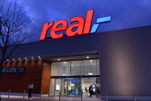 REAL-Supermarktkette pleite 2024 schliessen die letzten Filialen. Real oÂ Rund 30 Maerkte werden nach Verkauf geschlossen. ARCHIVFOTO; Rund 30 der noch bestehenden 276 Real-Maerkte sollen nach dem bevorstehenden Verkauf der Supermarktkette an den Finanzinvestor SCP geschlossen werden. Supermarkt in Muenchen Freimann,Aussenansicht, Abendstimmung am 14.02.2020. *** REAL supermarket chain bankrupt in 2024, the last stores will close Real oÂ Around 30 stores will be closed after sale ARCHIVE PHOTO Around 30 of the remaining 276 Real stores are to be closed after the imminent sale of the supermarket chain to the financial investor SCP Supermarket in Munich Freimann, exterior view, evening mood on 14 02 2020