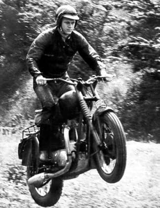 Film The Great Escape Actor Steve McQueen at the set Bavaria Germany  Copyright: xLeoxFuchsxArchivesx 0073 Steve McQueen (The Great Escape) MOTORBIKE (1)