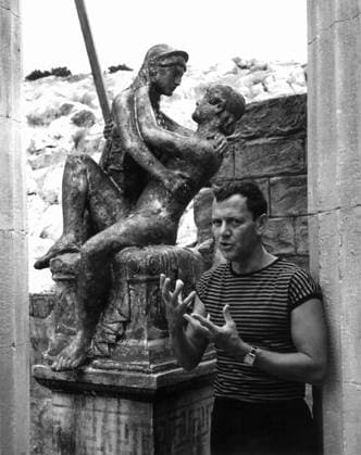 Film Island Of Love Actor Tony Randall poses in front of statues at the film set Greece  Copyright: xLeoxFuchsx R0132-Randall-IOL