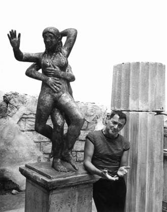 Film Island Of Love Actor Tony Randall poses in front of statues at the film set Greece  Copyright: xLeoxFuchsx R0133-Randall-IOL