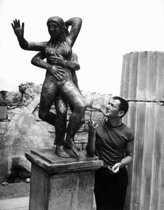 Film Island Of Love Actor Tony Randall poses in front of statues at the film set Greece  Copyright: xLeoxFuchsx R0134-Randall-IOL