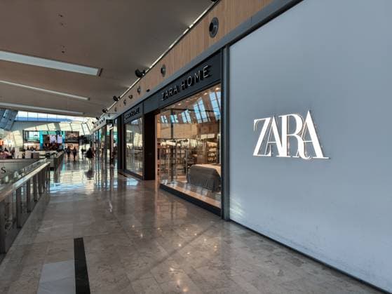 Puerto Venecia, well-recognized shopping center based out of the city of Zaragoza, Spain. Zaragoza Spain Copyright: xNanoxCalvox xVWPicsx NN-PuertoVeneciaMall-25