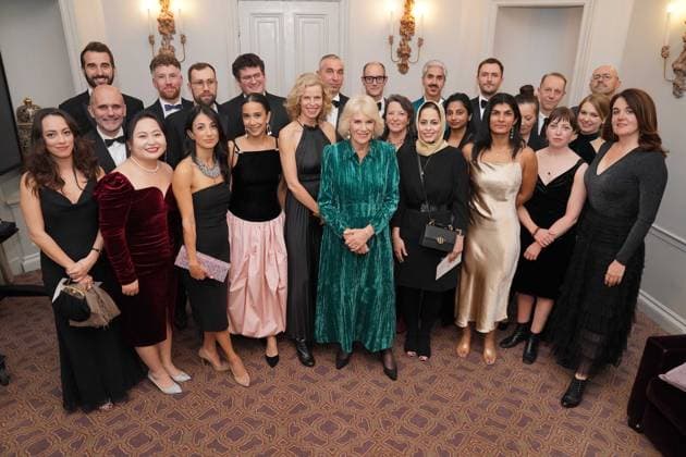 Bilder des Jahres 2023, Entertainment 11 November Entertainment Themen der Woche KW47 Foreign Press Association Awards Queen Camilla with award nominees at the annual awards ceremony of the Foreign Press Association, which is celebrating its 135th anniversary, at Sheraton Grand Park Lane, London. Picture date: Monday November 20, 2023., Credit:Jonathan Brady Avalon UK, LONDON  Copyright: xJonathanxBradyx xAvalonx 0823312429