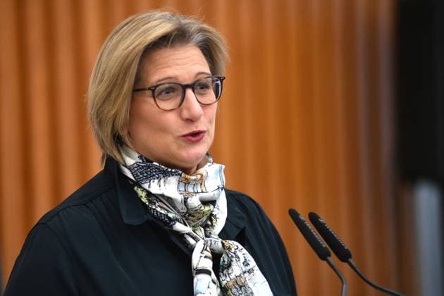 Ministerpräsidentin Anke Rehlinger verleiht am Montag (20.11.2023) in der Staatskanzlei in Saarbrücken den Saarländischen Verdienstorden an sechs Persönlichkeiten, die sich in besonderer Weise um die grenzüberschreitende Zusammenarbeit zwischen Deutschland und Frankreich im Saarland verdient gemacht haben. Im Bild: Ministerpräsidentin Anke Rehlinger.