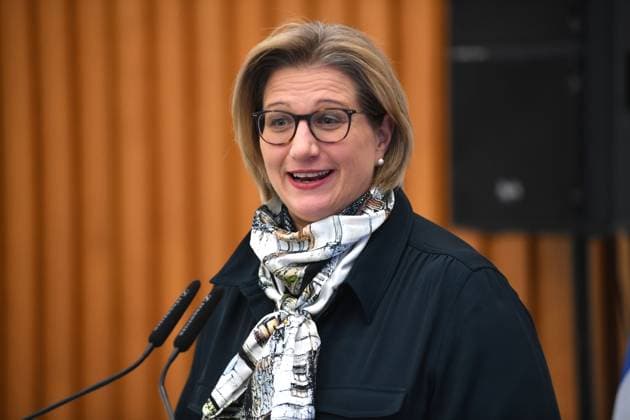 Ministerpräsidentin Anke Rehlinger verleiht am Montag (20.11.2023) in der Staatskanzlei in Saarbrücken den Saarländischen Verdienstorden an sechs Persönlichkeiten, die sich in besonderer Weise um die grenzüberschreitende Zusammenarbeit zwischen Deutschland und Frankreich im Saarland verdient gemacht haben. Im Bild: Ministerpräsidentin Anke Rehlinger.