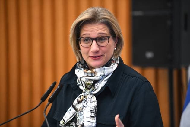 Ministerpräsidentin Anke Rehlinger verleiht am Montag (20.11.2023) in der Staatskanzlei in Saarbrücken den Saarländischen Verdienstorden an sechs Persönlichkeiten, die sich in besonderer Weise um die grenzüberschreitende Zusammenarbeit zwischen Deutschland und Frankreich im Saarland verdient gemacht haben. Im Bild: Ministerpräsidentin Anke Rehlinger.
