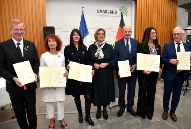 Ministerpräsidentin Anke Rehlinger verleiht am Montag (20.11.2023) in der Staatskanzlei in Saarbrücken den Saarländischen Verdienstorden an sechs Persönlichkeiten, die sich in besonderer Weise um die grenzüberschreitende Zusammenarbeit zwischen Deutschland und Frankreich im Saarland verdient gemacht haben. Im Bild (v.l.): SÃ bastien Girard, Generalkonsul der Republik Frankreich im Saarland und französischer Generalsekretär des Deutsch-Französischen Kulturamtes, Janine Loock, Präsidentin der Vereinigung Französischer Staatsbürger im Saarland Union des Francais de Sarre (UFS), Sylvie Hamard, langjährige Leiterin des Theaterfestivals Perspectives, Ministerpräsidentin Anke Rehlinger, Laurent Touvet, Präfekt des Departe bub