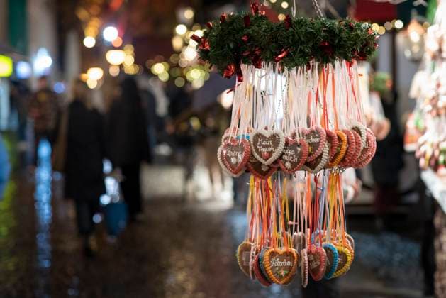 News Themen der Woche KW47 News Bilder des Tages In Saarbrücken eröffnet am Montag (20.11.2023) der Christkindl-Markt. Zwischen St. Johanner Markt und Bahnhofstraße warten rund 80 Hütten auf die Besucher. Auch der fliegende Weihnachtsmann sowie das Jupiter Riesenrad gehören wieder zu den Attraktionen. *** The Christkindl Market opens in Saarbrücken on Monday 20 11 2023 Around 80 huts await visitors between St Johanner Markt and Bahnhofstraße The flying Santa Claus and the Jupiter Ferris wheel are also among the attractions once again bub