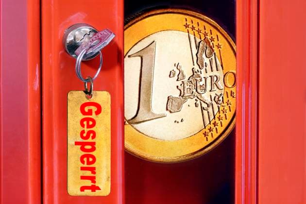 Haushaltssperre für den Bundeshaushalt nach Urteil des Verfassungsgerichts, Symbolfoto, November 2023 Deutschland, November 2023, Haushaltssperre, Bundeshaushalt weitgehend gesperrt nach Urteil des Bundesverfassungsgerichts, Bundesfinanzministerium sperrt Etats einzelner Ministerien, Symbolfoto Euromünze abgeschlossen im Tresor, Wirtschaft, Staat, *** Budget freeze for the federal budget following the ruling of the Constitutional Court, Symbol photo, November 2023 Germany, November 2023, Budget freeze, Federal budget largely blocked following the ruling of the Constitutional Court, Federal Ministry of Finance blocks budgets of individual ministries, Symbol photo Euro coin locked in safe, Economy, State,