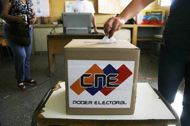The Simulation of the Referendum on Essequibo begins in Venezuela Venezuelans flocked en masse from the early hours of this Sunday, November 19, to participate in the Simulation of the consultative Referendum on Essequibo in the San Francisco municipality in the state of Zulia, Venezuela. Consultation promoted by the Bolivarian government of President Nicolas Maduro, the CNE had 800 enabled points, from 8:00 am to 4:00 pm, in 2,322 tables, in the 335 municipalities of the country, for this exercise, with which it seeks reinforce the defense of the territory in dispute with Guyana. November 19, 2023 in San Francisco, Venezuela. San Francisco Venezuela Copyright: xHumbertoxMatheusxxEyepixxGroupx