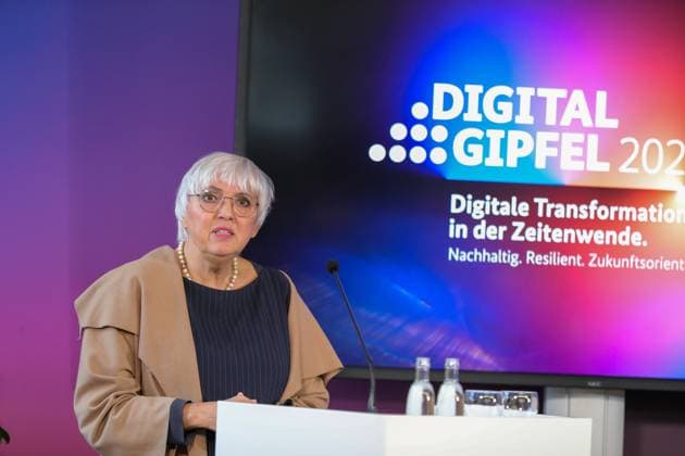 News Themen der Woche KW47 News Bilder des Tages Claudia Roth, Staatsministerin für Kultur und Medien auf dem Digtal-Gipfel in Jena - Keynote und Panel: Bridging the Gap wie Digitalvorhaben und Künstliche Intelligenz jungen Menschen den Zugang zu Kultur und Medien erleichtern im Volkshaus Jena - Jena Thüringen Deutschland *** Claudia Roth, Minister of State for Culture and Media at the Digtal Summit in Jena Keynote and panel Bridging the Gap how digital projects and artificial intelligence make it easier for young people to access culture and media at Volkshaus Jena Jena Thuringia Germany xRMx